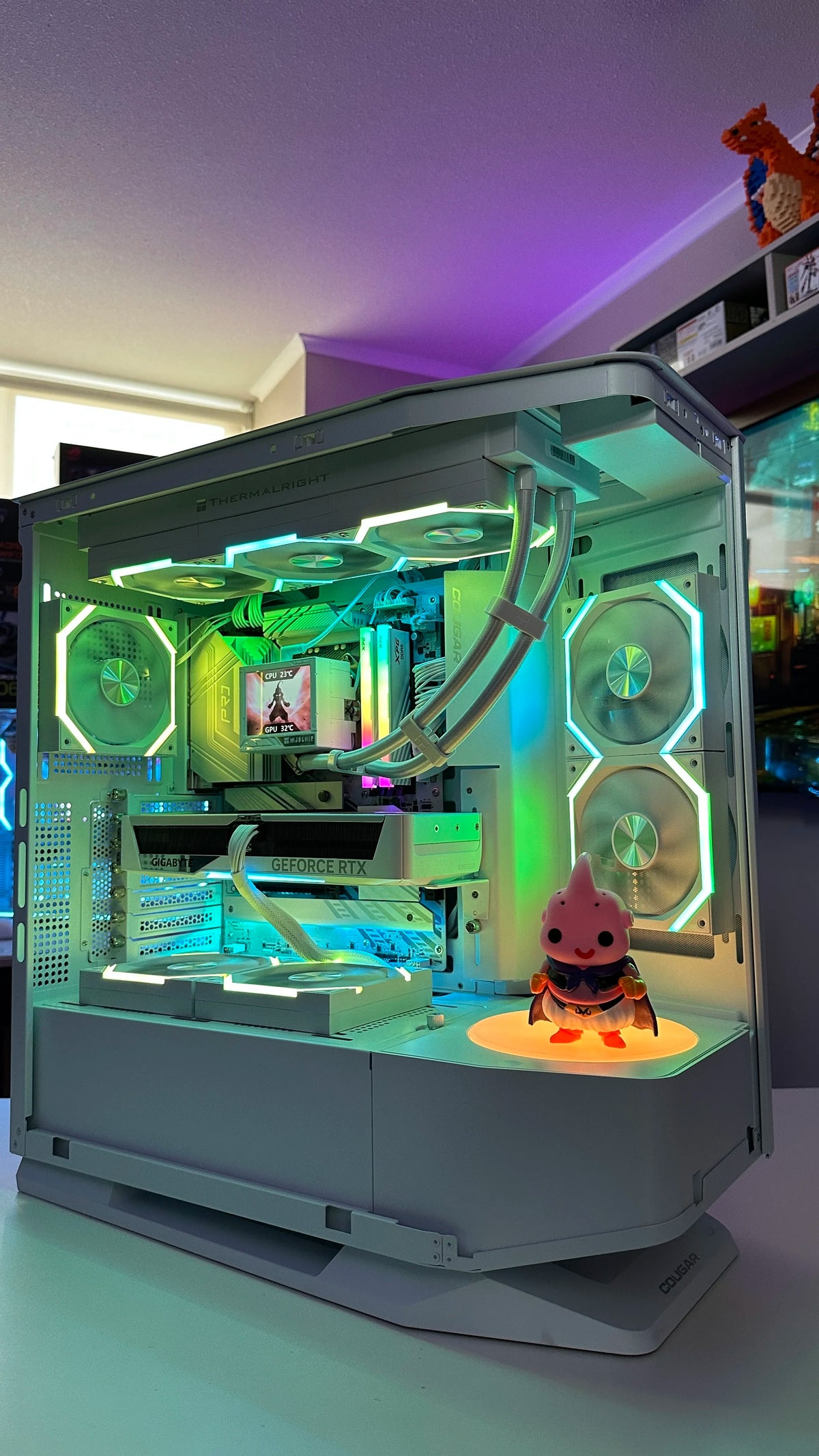 PC Gamer Alta | Ryzen 7 8700F / RTX 5070 / 1TB / Cougar FV270 Blanco / Liquida 360 Con Pantalla