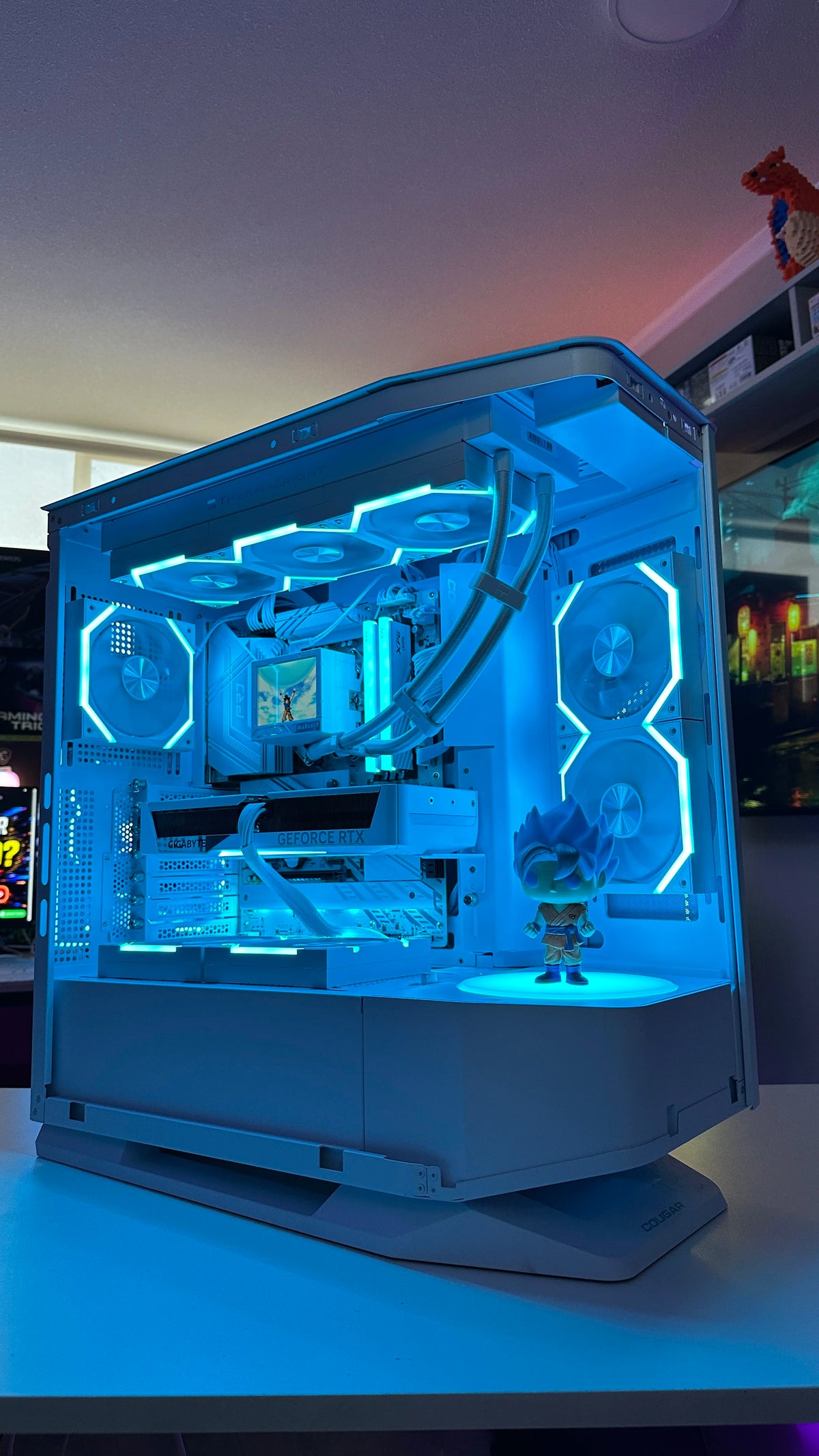 PC Gamer Alta | Ryzen 7 8700F / RTX 5070 / 1TB / Cougar FV270 Blanco / Liquida 360 Con Pantalla