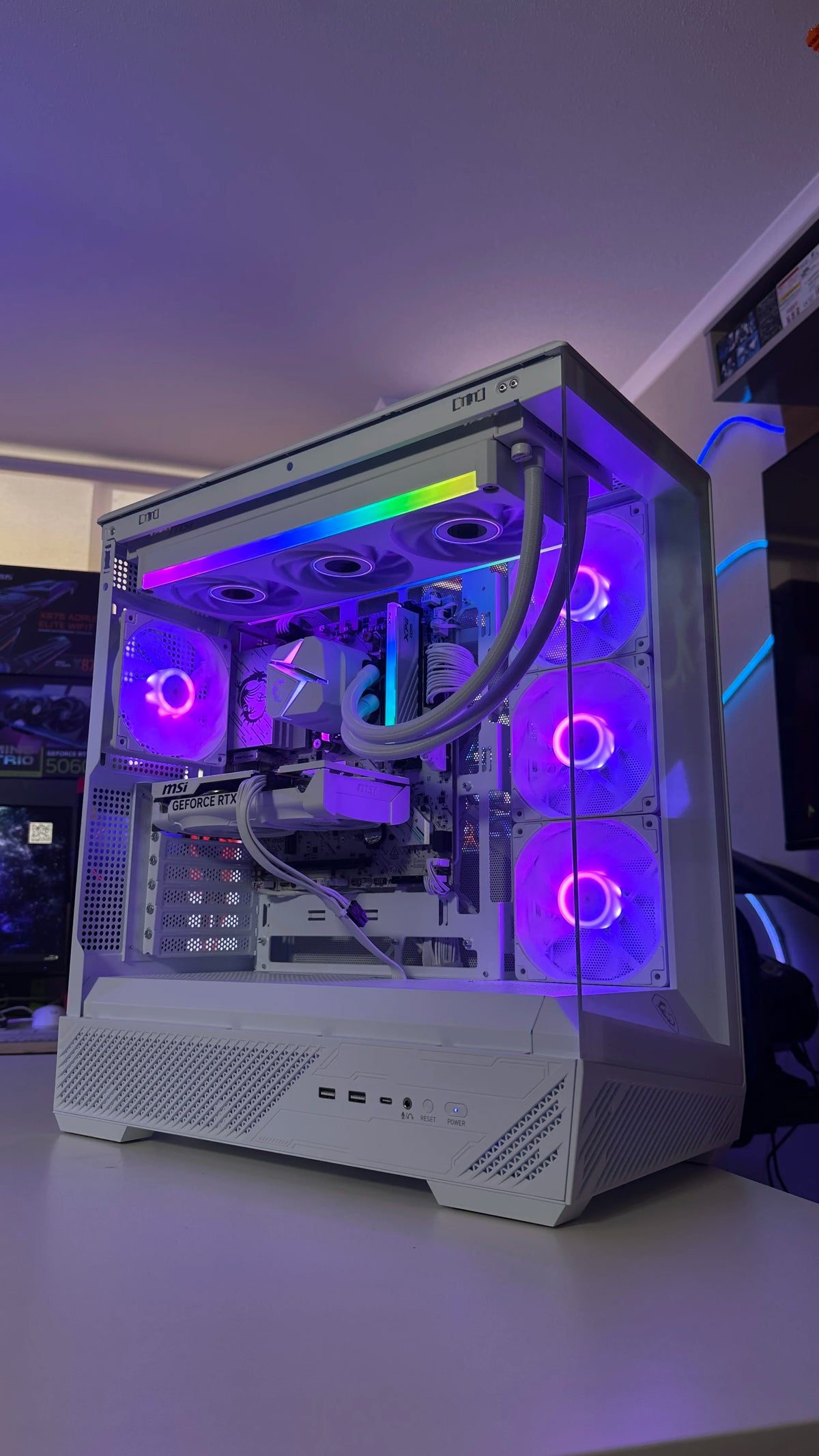 PC Gamer Gama Media | Ryzen 7 8700F / RTX 5060 / 480GB / 130R PZ