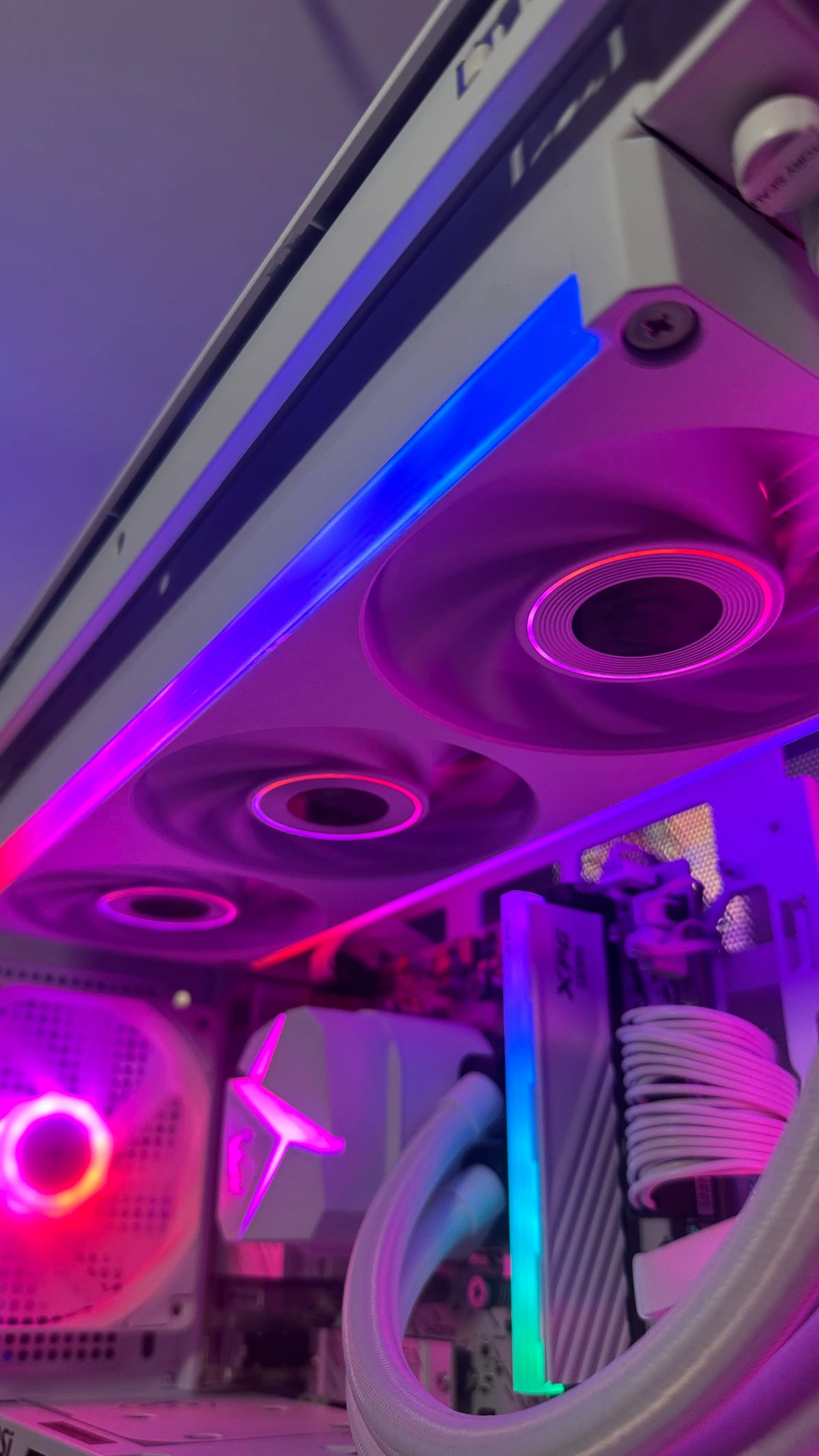 PC Gamer Gama Media | Ryzen 7 8700F / RTX 5060 / 480GB / 130R PZ