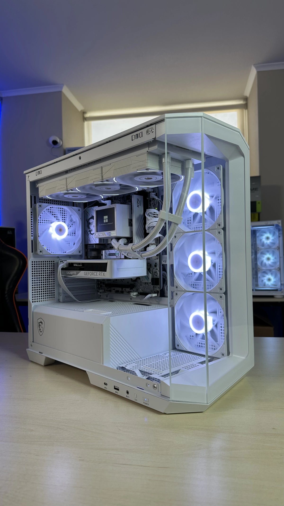 PC Gamer Gama Alta | Ryzen 7 9700X / RTX 5070 12GB / MSI Pano White - 16GB RAM DDR5